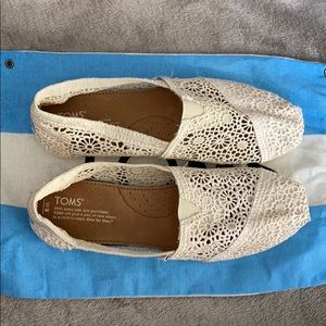 TOMS • White Lace Classic Shoe